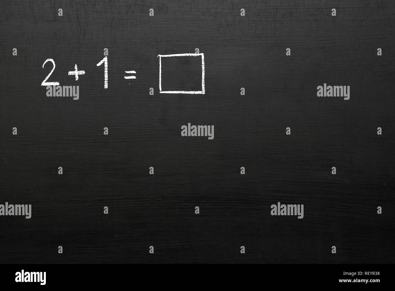 Commencer avec l'apprentissage de base. Tableau noir avec problème de mathématiques. Les nombres et symboles mathématiques utilisés dans les calculs. La résolution des problèmes est un processus systématique Banque D'Images