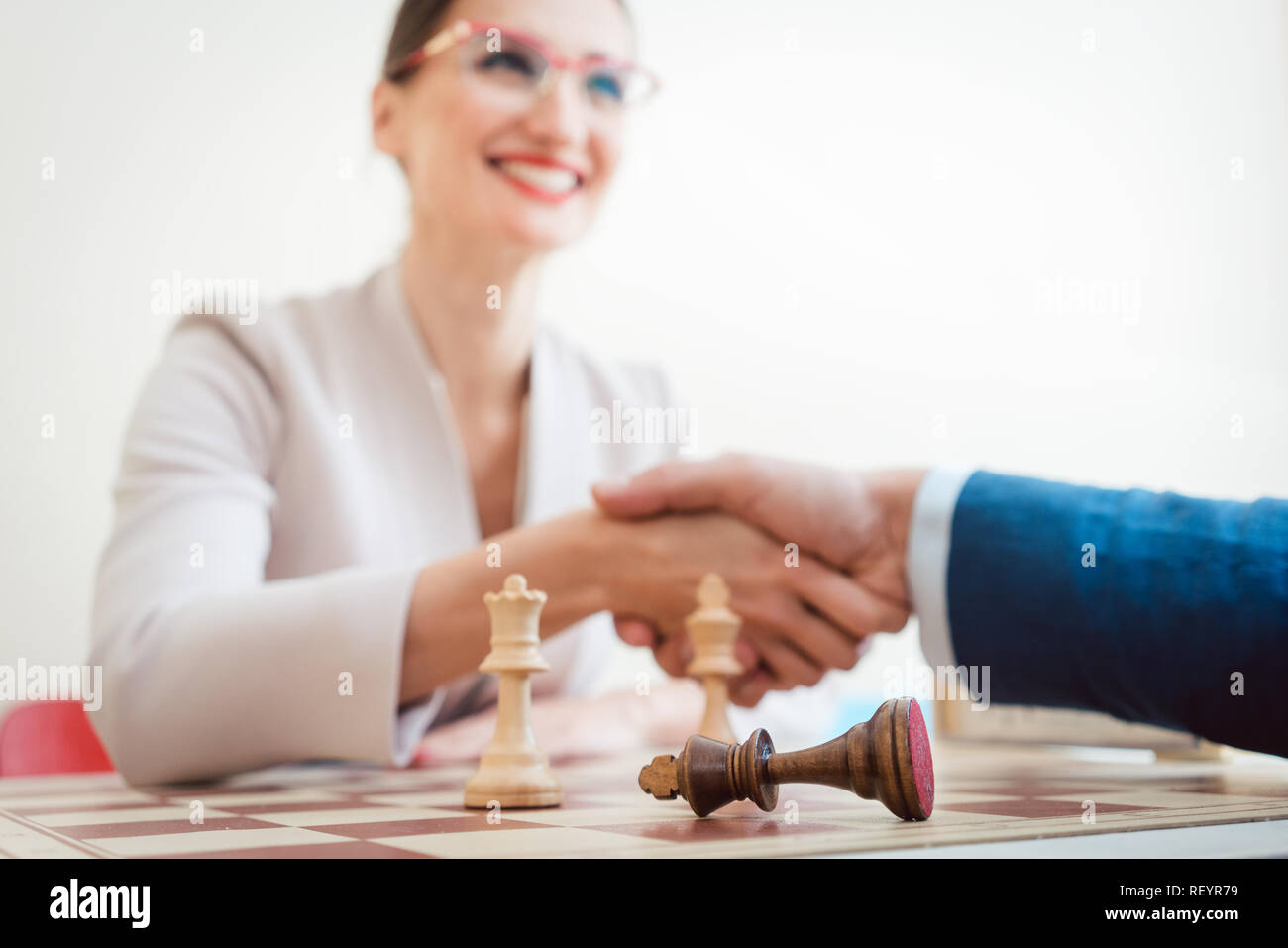Homme et femme d'affaires après établissement d'une partie d'échecs Banque D'Images