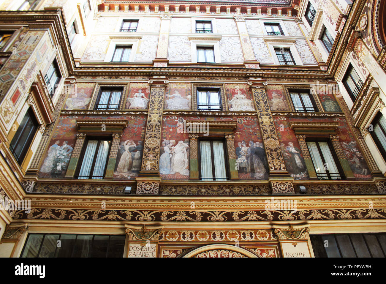 ROME, ITALIE - 28 décembre 2018 : le palais, construit en 1888 dans le style art déco et rénové à la fin des années 1970, est connu comme Sciarra galerie . Banque D'Images