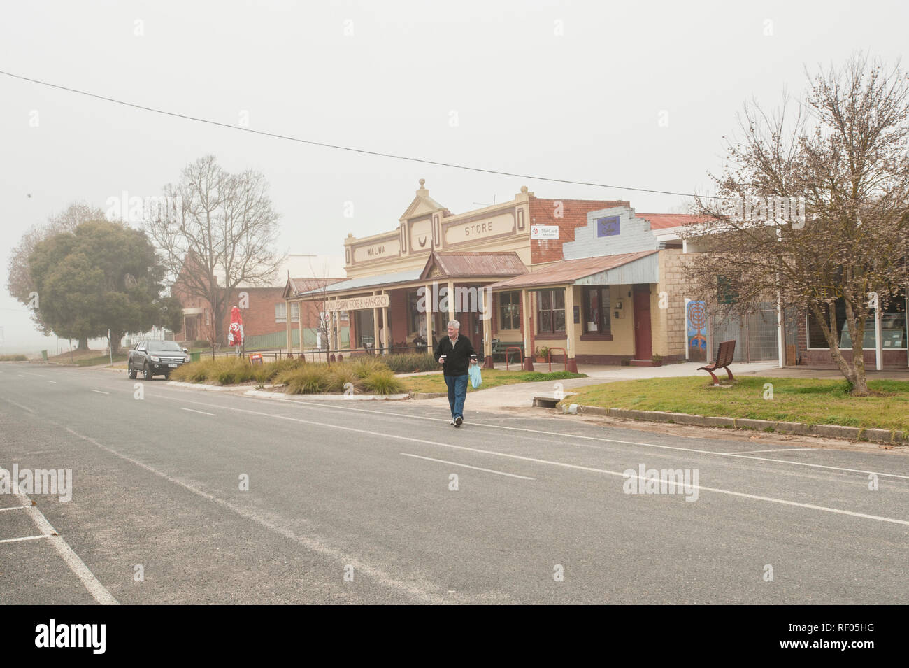 Homme marchant dans la rue à Walwa, Victoria, Australie Banque D'Images