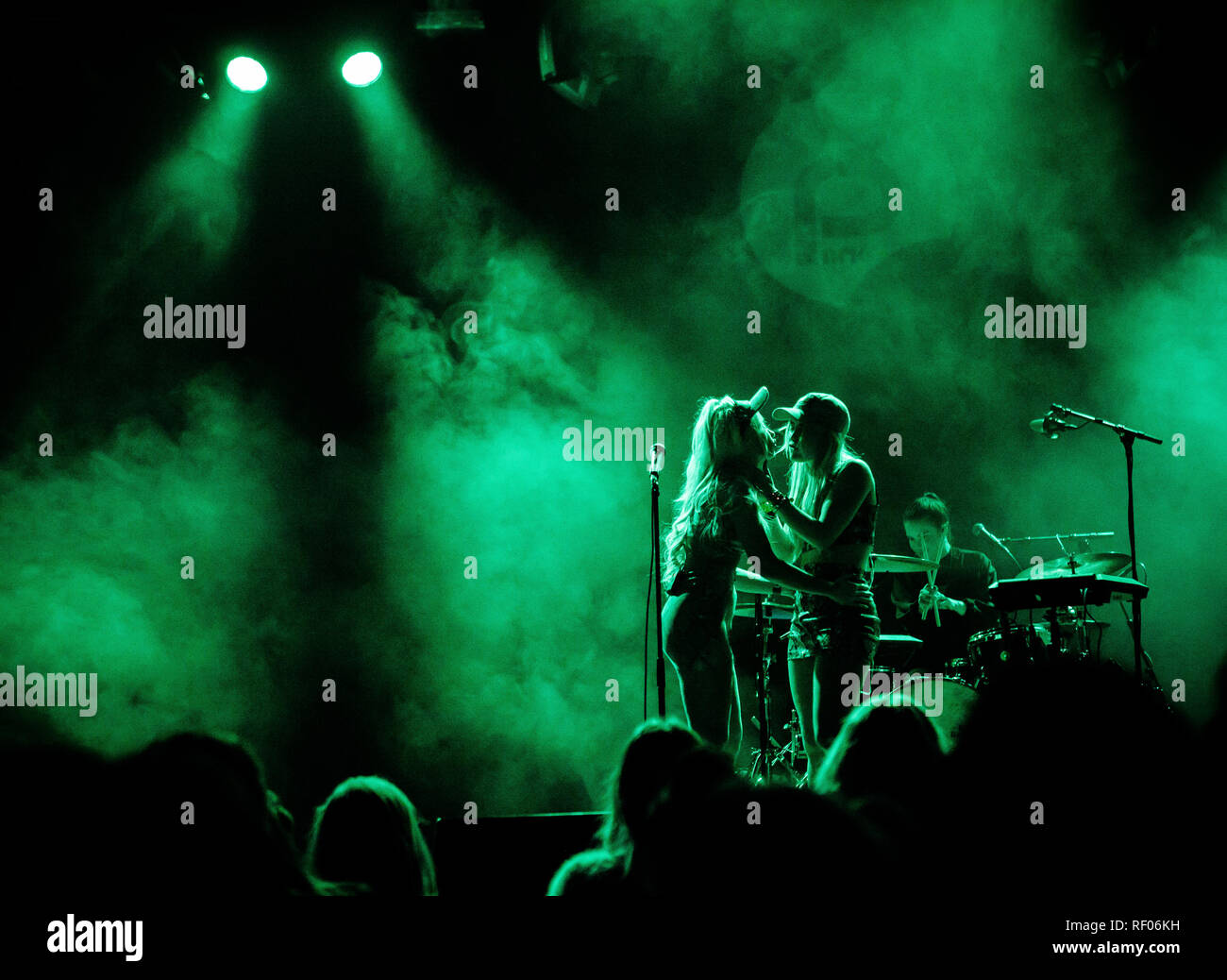 Le duo electro house pop suédois Rebecca & Fiona effectue un concert live à Sentrum Scene pendant le festival de musique norvégienne showcase et conférence 2016 by:Larm à Oslo. Le duo composé des deux chanteurs Rebecca Scheja et Fiona FitzPatrick. La Norvège, 05/03 2016. À l'exception du Danemark. Banque D'Images