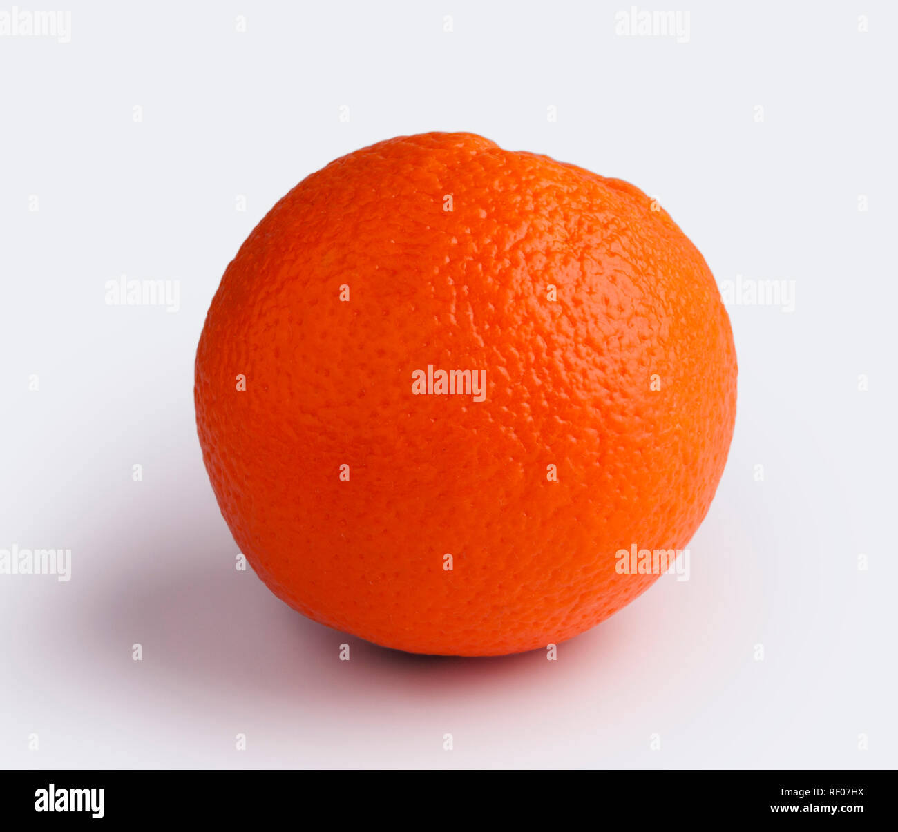 Orange juteuse isolé sur fond blanc avec clipping path Banque D'Images