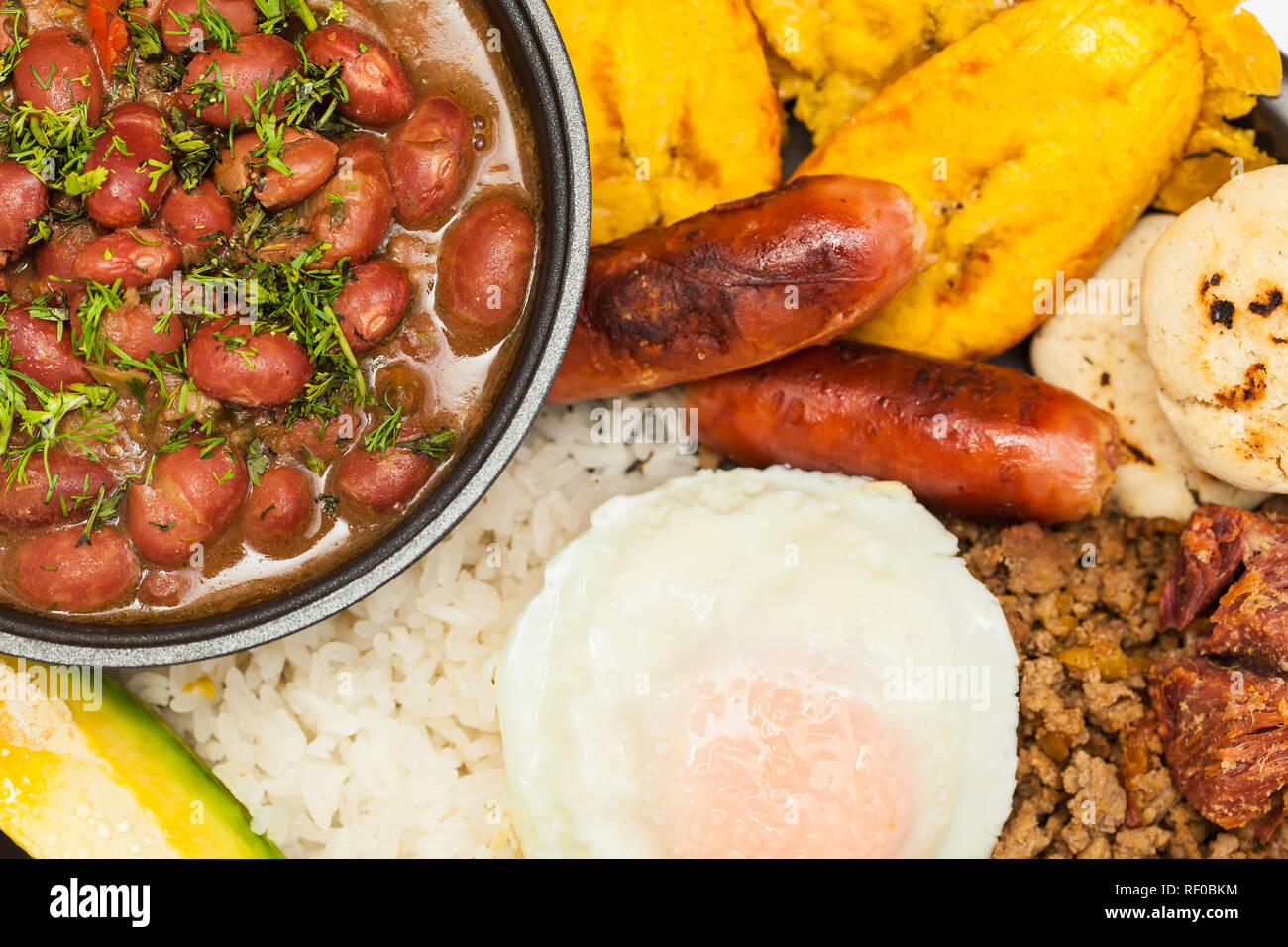 Plat colombien traditionnel appelé Bandeja Paisa: Un plat typique de Medellin qui comprend de la viande, des haricots, des oeufs et des plantain Banque D'Images
