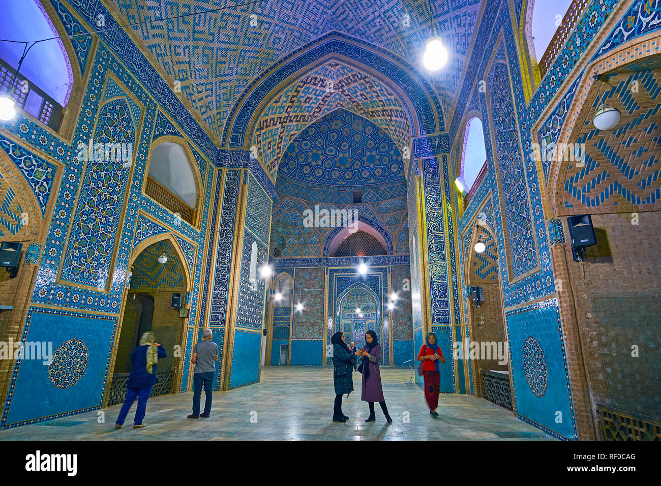 YAZD, IRAN - le 18 octobre 2017 : La salle de prière éclairées de Jameh Msque avec des motifs géométriques et floraux et de l'Islam coranique ca Banque D'Images