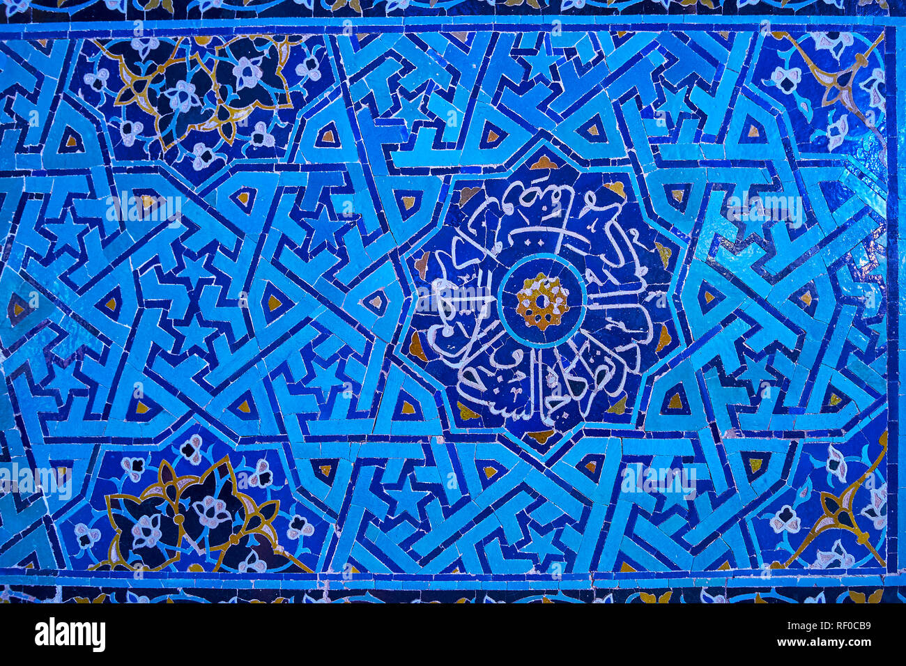 La cité médiévale islamique complexes modèles de carreaux émaillés couvrir le mur de la mosquée Jameh (vendredi) à Yazd, Iran. Banque D'Images