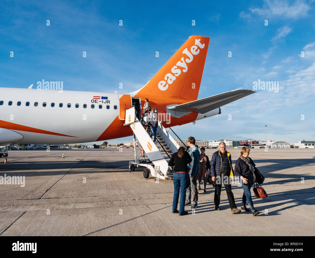 Bâle, Suisse - NOV 11, 2018 : EasyJet Airbus A320-214 OE-IJR avion sur le  bitume avec les passagers descendant des feux rouges arrière, les escaliers  d'une journée ensoleillée à destination des compagnies
