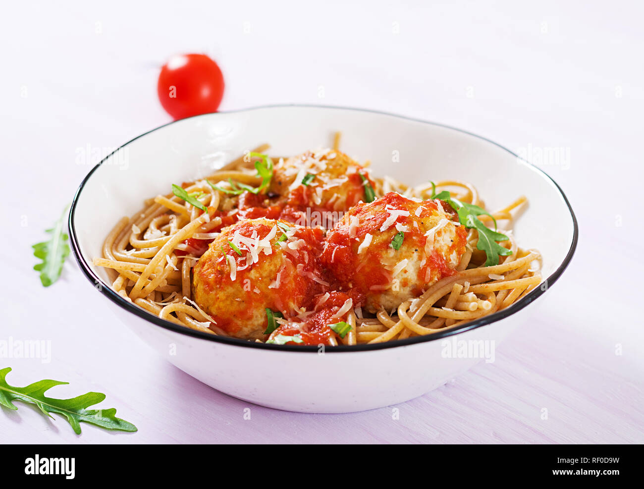 Les pâtes italiennes. Spaghetti aux Boulettes de viande et de fromage parmesan dans un bol sur la lumière de fond en bois rustique. Le dîner. Concept de Slow food Banque D'Images