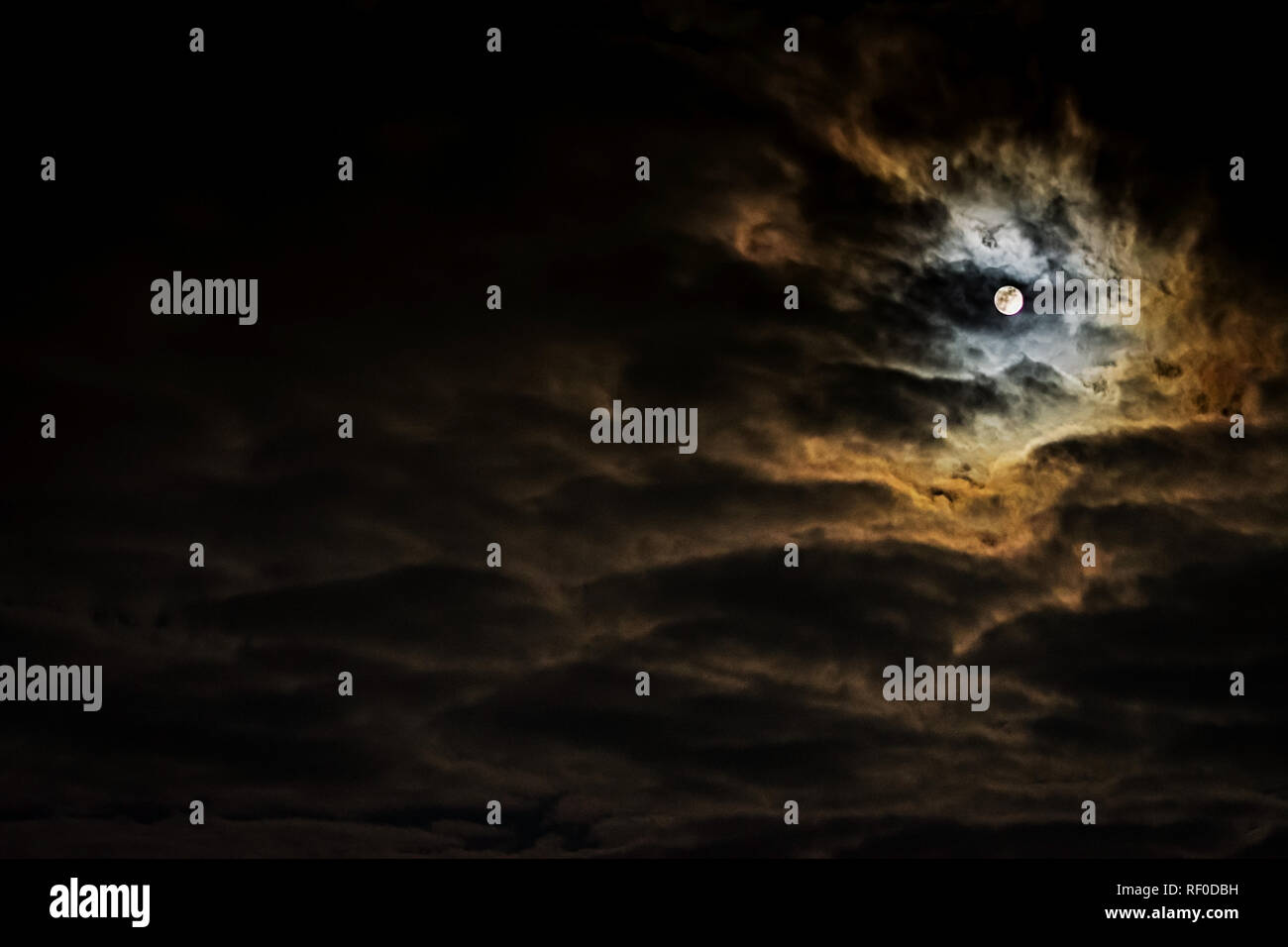Ciel de nuit avec la pleine lune et beaux nuages. Banque D'Images