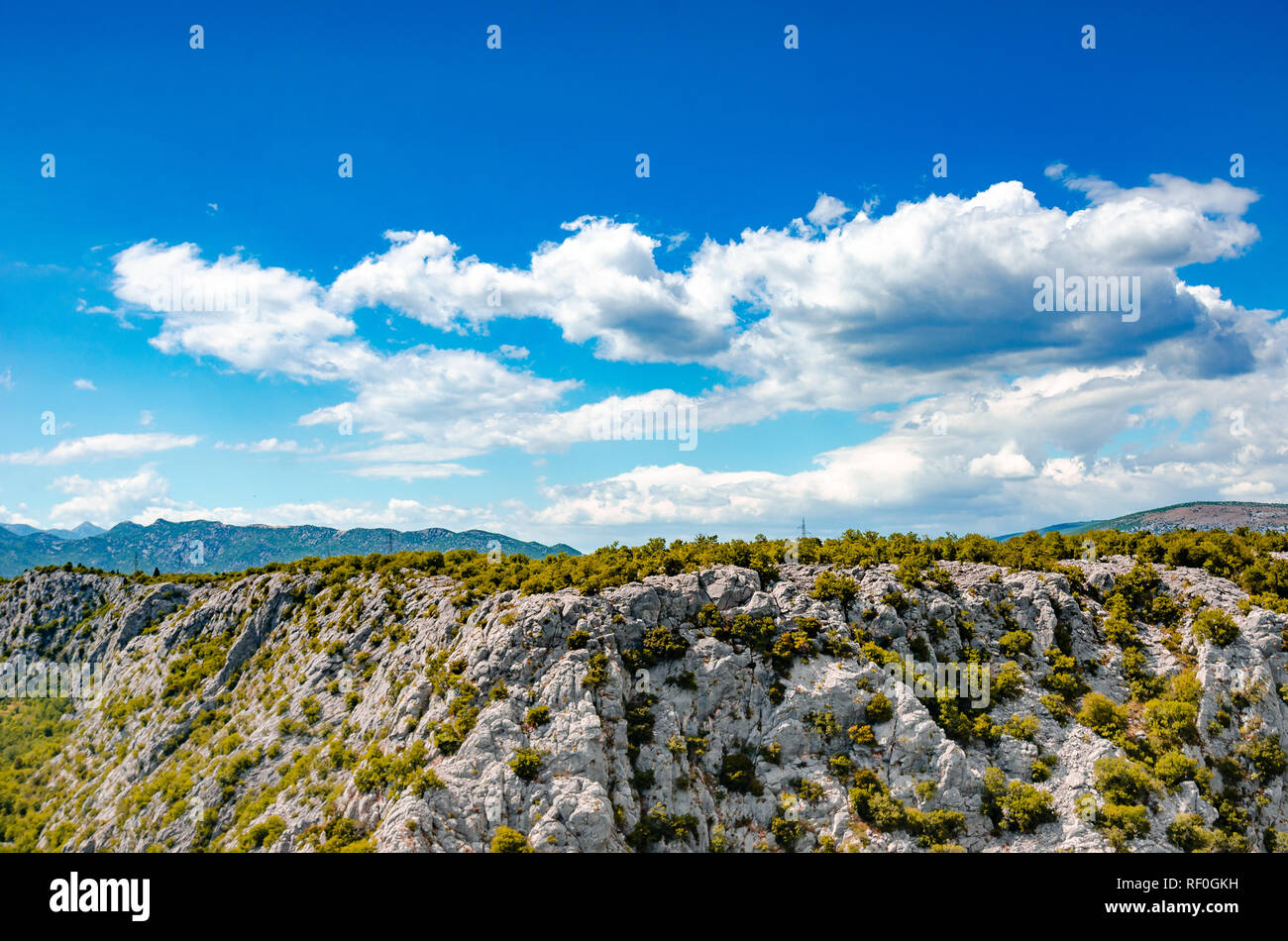 Montagnes Rocheuses à l'horizon en désert avec des couleurs d'été. Banque D'Images