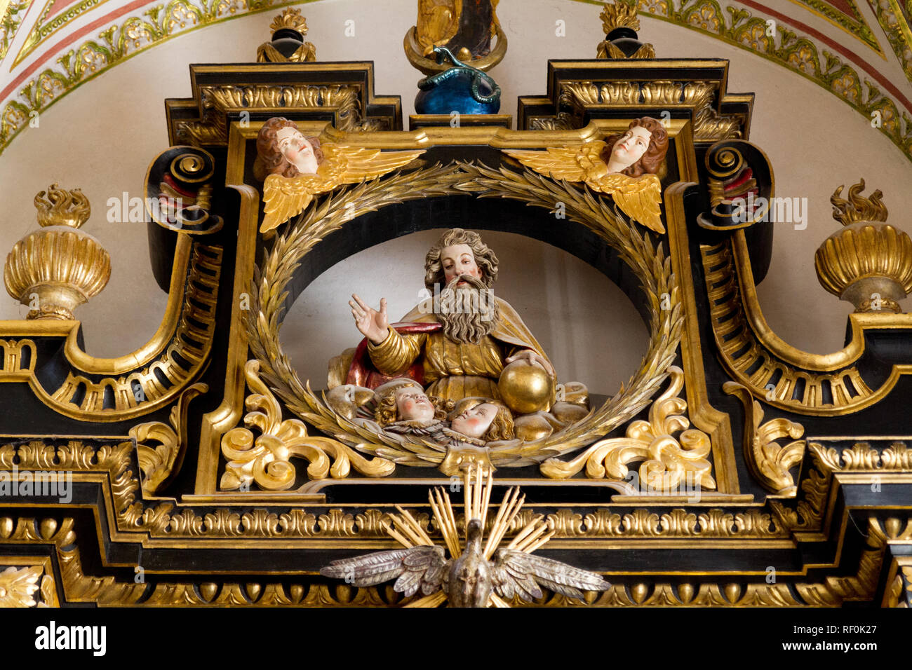 Trnava, Slovaquie. 2018/4/12. Une statue de Dieu le Père dans le retable (raredos), c.-à-d'un grand retable. La Cathédrale Saint Jean Baptiste à Trnava. Banque D'Images