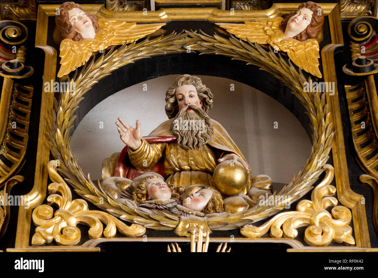 Trnava, Slovaquie. 2018/4/12. Une statue de Dieu le Père dans le retable (raredos), c.-à-d'un grand retable. La Cathédrale Saint Jean Baptiste à Trnava. Banque D'Images