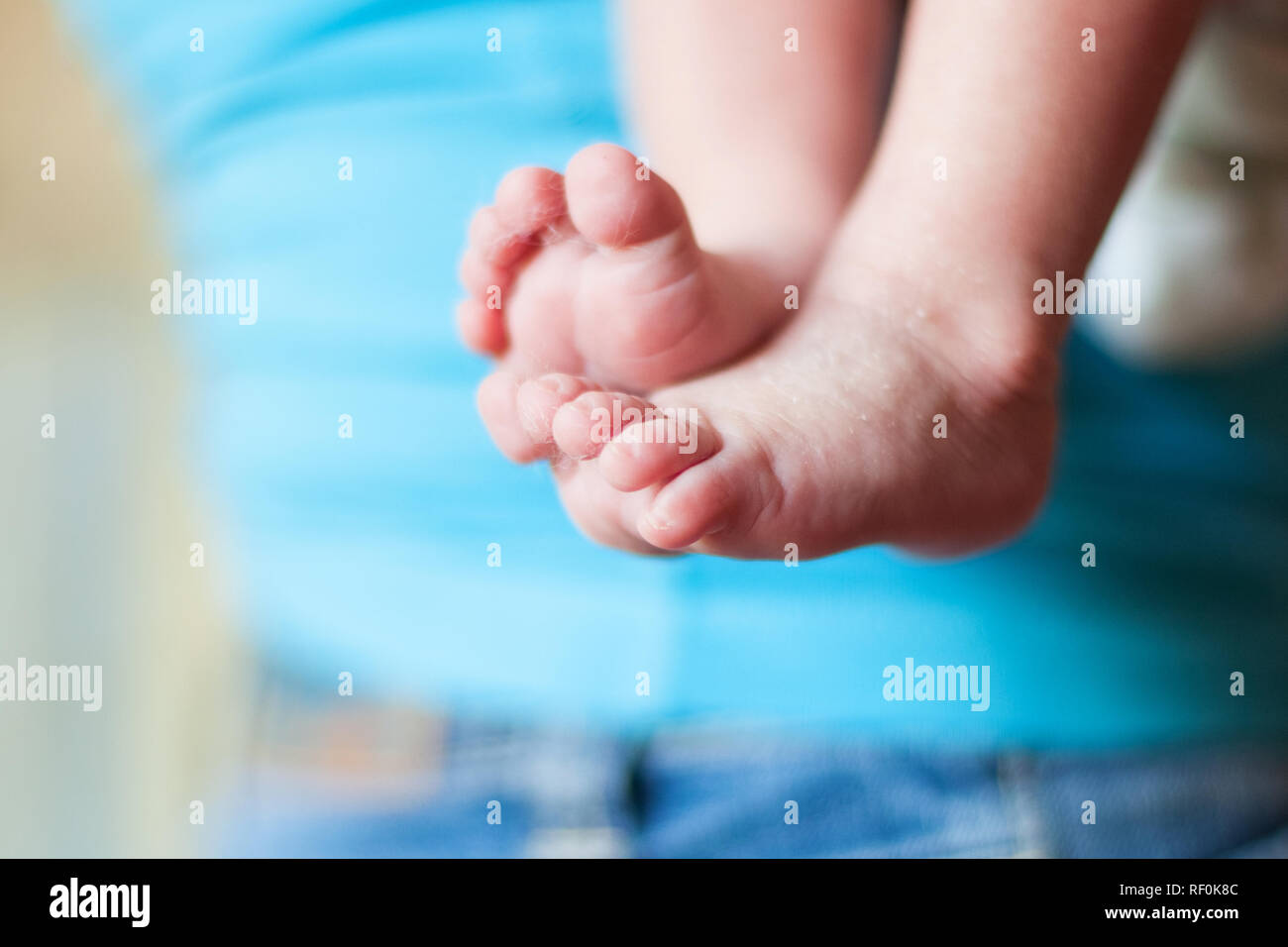 Petits pieds de bébé nouveau-né Banque D'Images