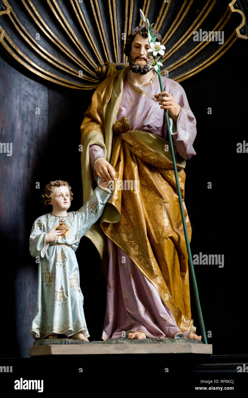 Trnava, Slovaquie. 2018/4/12. Une statue de Saint Joseph tenant la main de petit Jésus. La Cathédrale Saint Jean Baptiste à Trnava. Banque D'Images