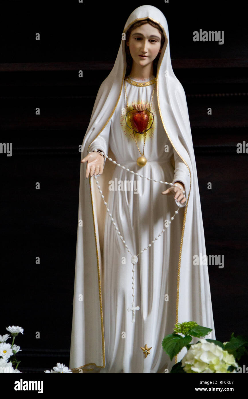 Notre Dame de Fatima. Statue dans la cathédrale Saint-Jean-Baptiste de Trnava, Slovaquie. Banque D'Images