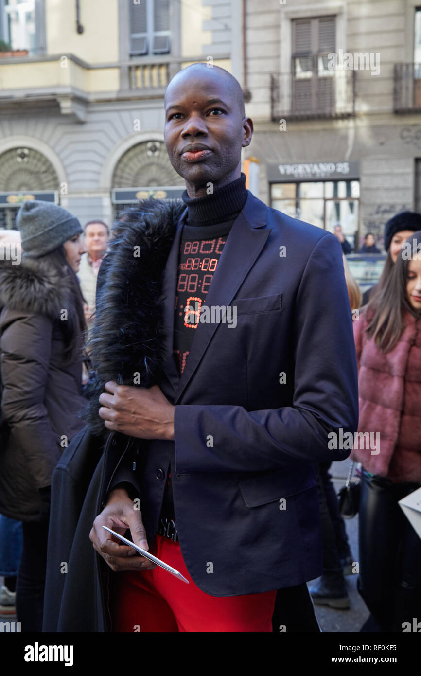 MILAN ITALIE 13 janvier 2019 l homme avec col roule noir et rouge pantalon avant John Richmond fashion show Milan Fashion Week street style Photo Stock Alamy
