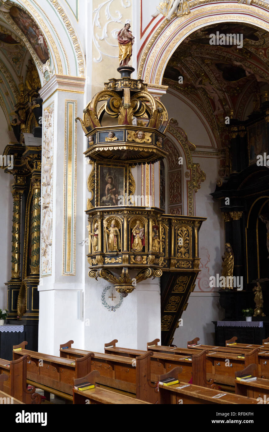 Trnava, Slovaquie. 2018/4/12. Un ambo (chaire) avec des statues de saints dans la Cathédrale Saint Jean le Baptiste. Banque D'Images
