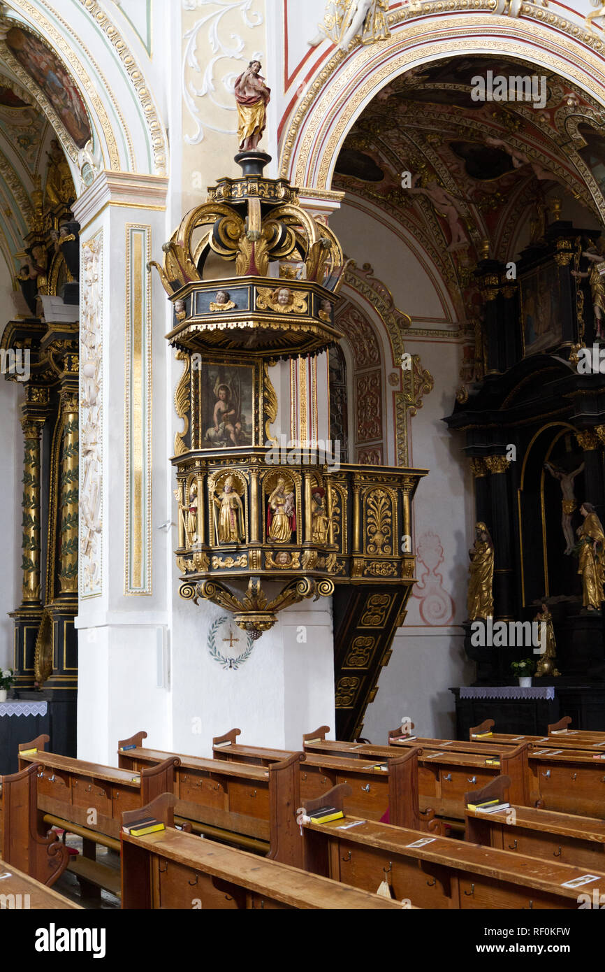 Trnava, Slovaquie. 2018/4/12. Un ambo (chaire) avec des statues de saints dans la Cathédrale Saint Jean le Baptiste. Banque D'Images