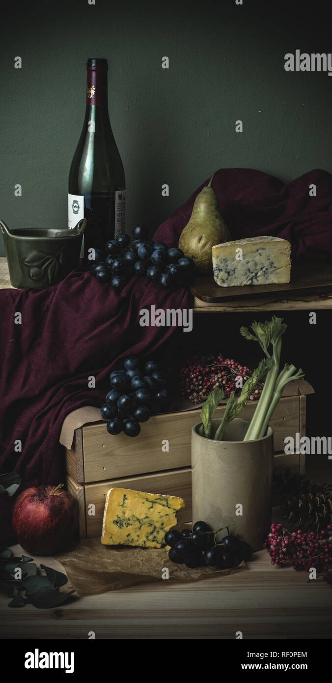 Plateau de fromages et le vin, les raisins, la photographie culinaire Banque D'Images