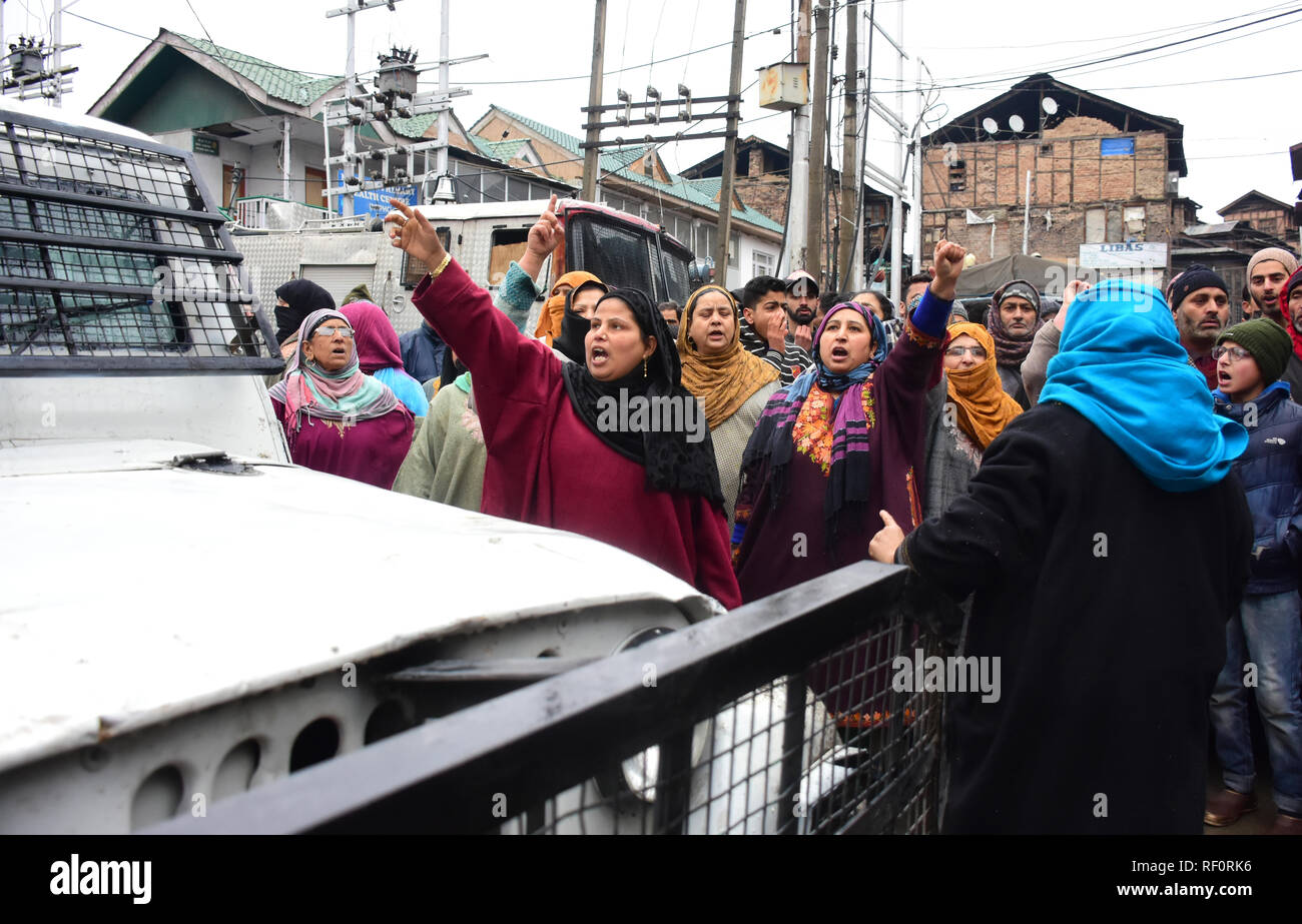 La famille du jeune Mohammed Younis crier des slogans à l'extérieur d'une réserve centrale de Police (CRPF) bunker après avoir été frappé avec une pierre qui auraient été lancées par les forces indiennes dans Habakadal domaine de Srinagar, Cachemire indien le 22 janvier 2018. Rapports, Younis a subi des blessures à la tête après qu'il a été déplacé à l'hôpital SMHS pour traitement. L'hôpital médecin dire que Younis a souffert de contusions dans son cerveau et de fracture des os de la tête en deux. Alors que sa famille affirme que la pierre a été jeté par le CRPF à proximité bunker sans aucune provocation. (Photo de Muzamil Mattoo/Pacifi que Banque D'Images