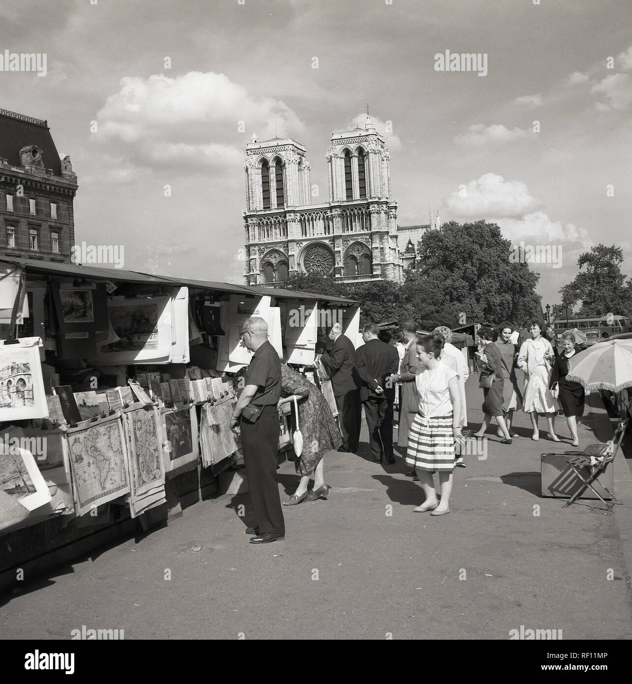 Années 1950, historique, Paris, les gens à la navigation sur les étals des bouquinistes, le célèbre livre ancien d'Occasion ventes que le commerce le long de sections de la berges de la Seine. Banque D'Images