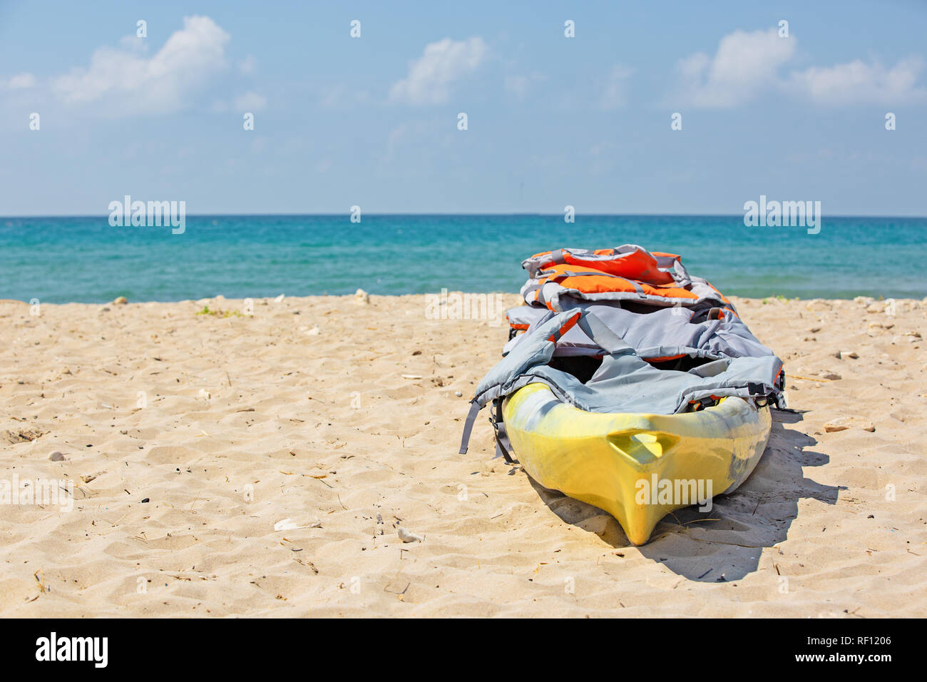 Kayak jaune sur une plage de sable. La notion de repos actif Banque D'Images