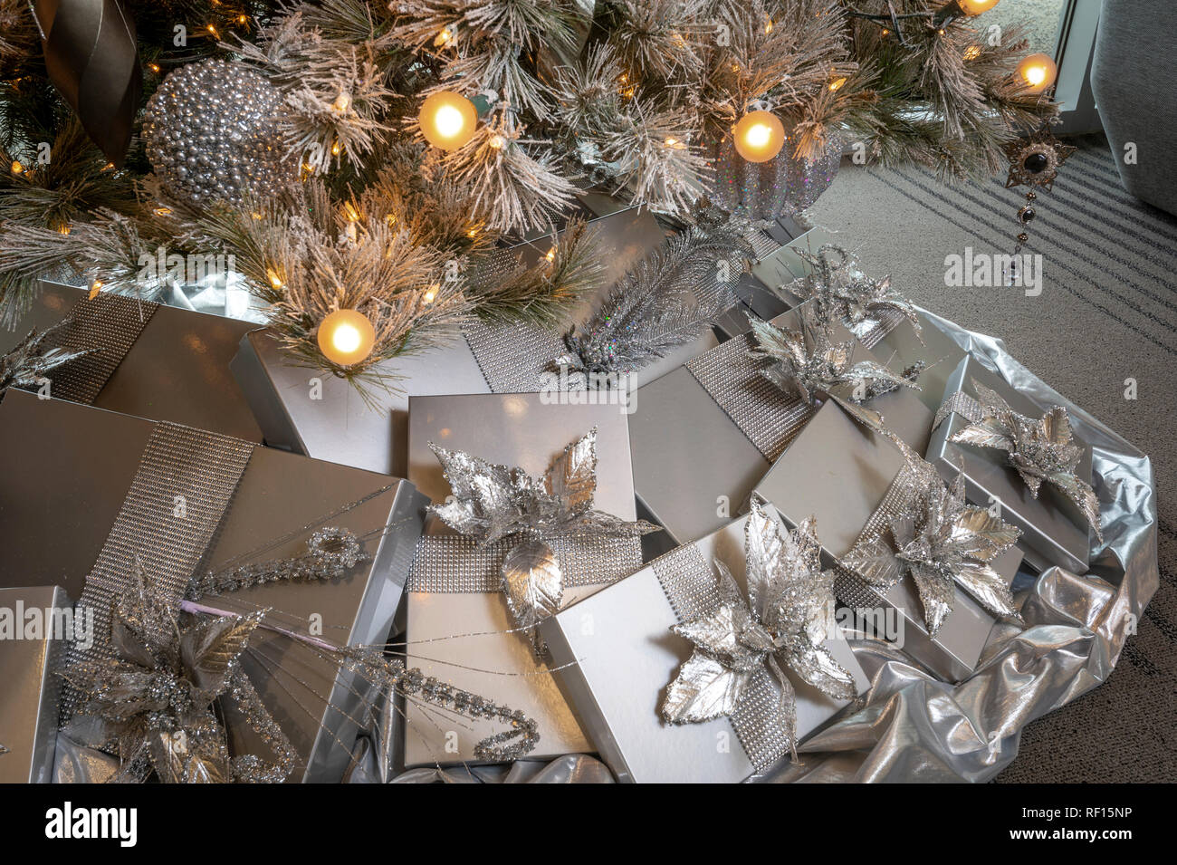 L'argent des cadeaux sous l'arbre de Noël Banque D'Images