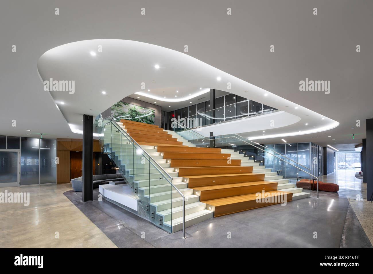 Grand escalier moderne et contemporain dans immeuble de bureaux commerciaux, Philadelphia, USA Banque D'Images