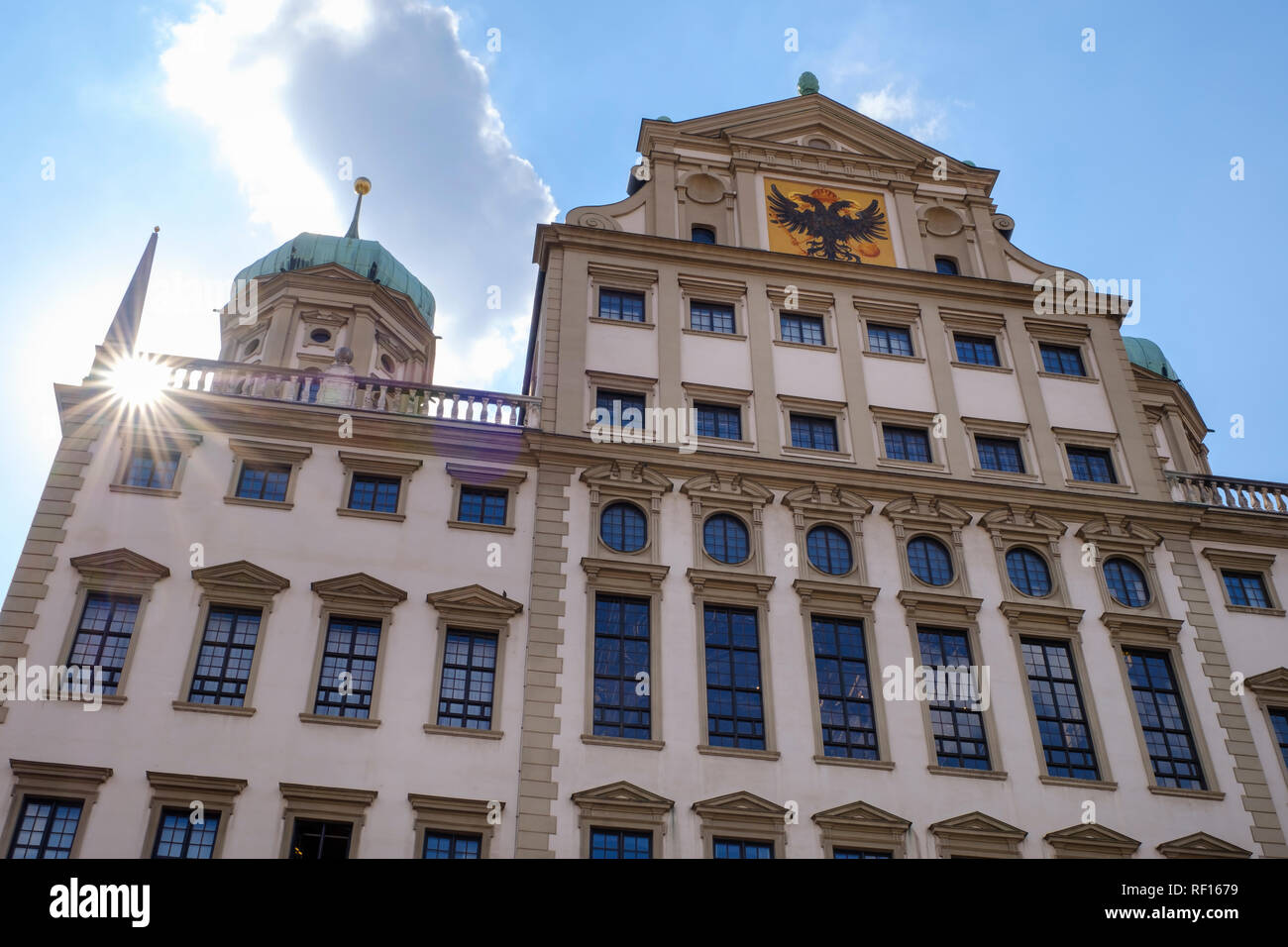 Allemagne, Bavière, Augsburg, Hôtel de Ville, façade est contre le soleil Banque D'Images