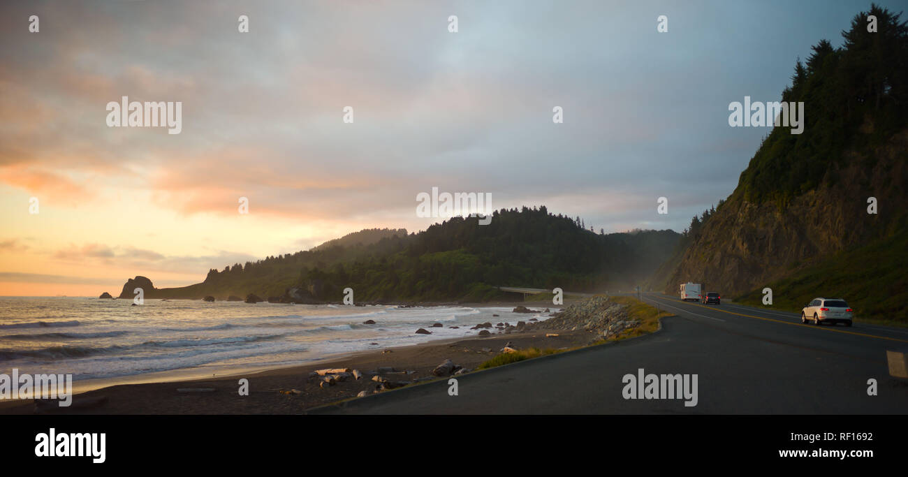 La route 101 est une route côtière panoramique à travers le nord de la Californie, qu'on voit ici au coucher du soleil d'une plage en bordure de l'océan Pacifique. Banque D'Images