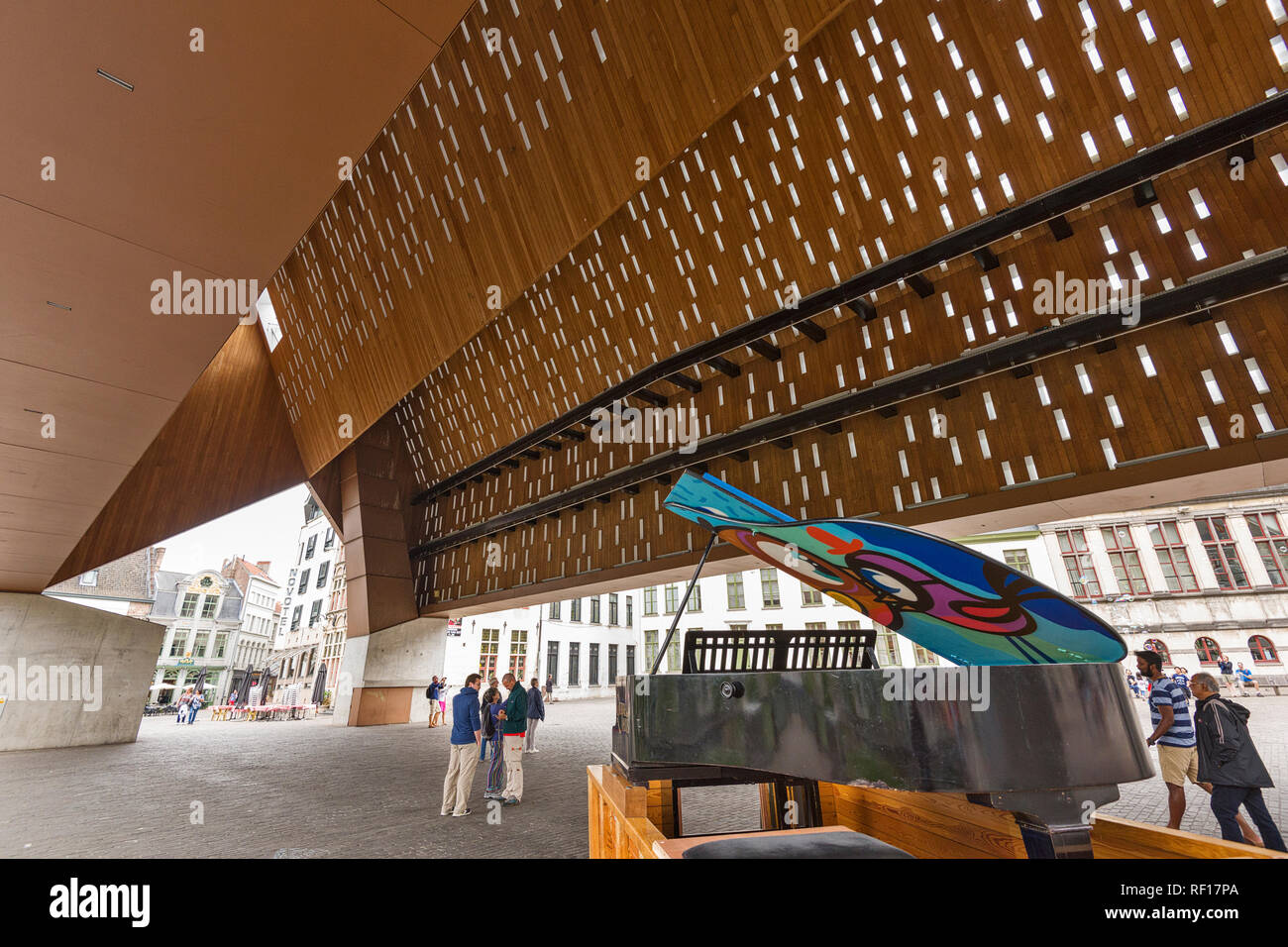 La structure du toit en verre, bois et béton du pavillon de la ville de Gand, Belgique Banque D'Images