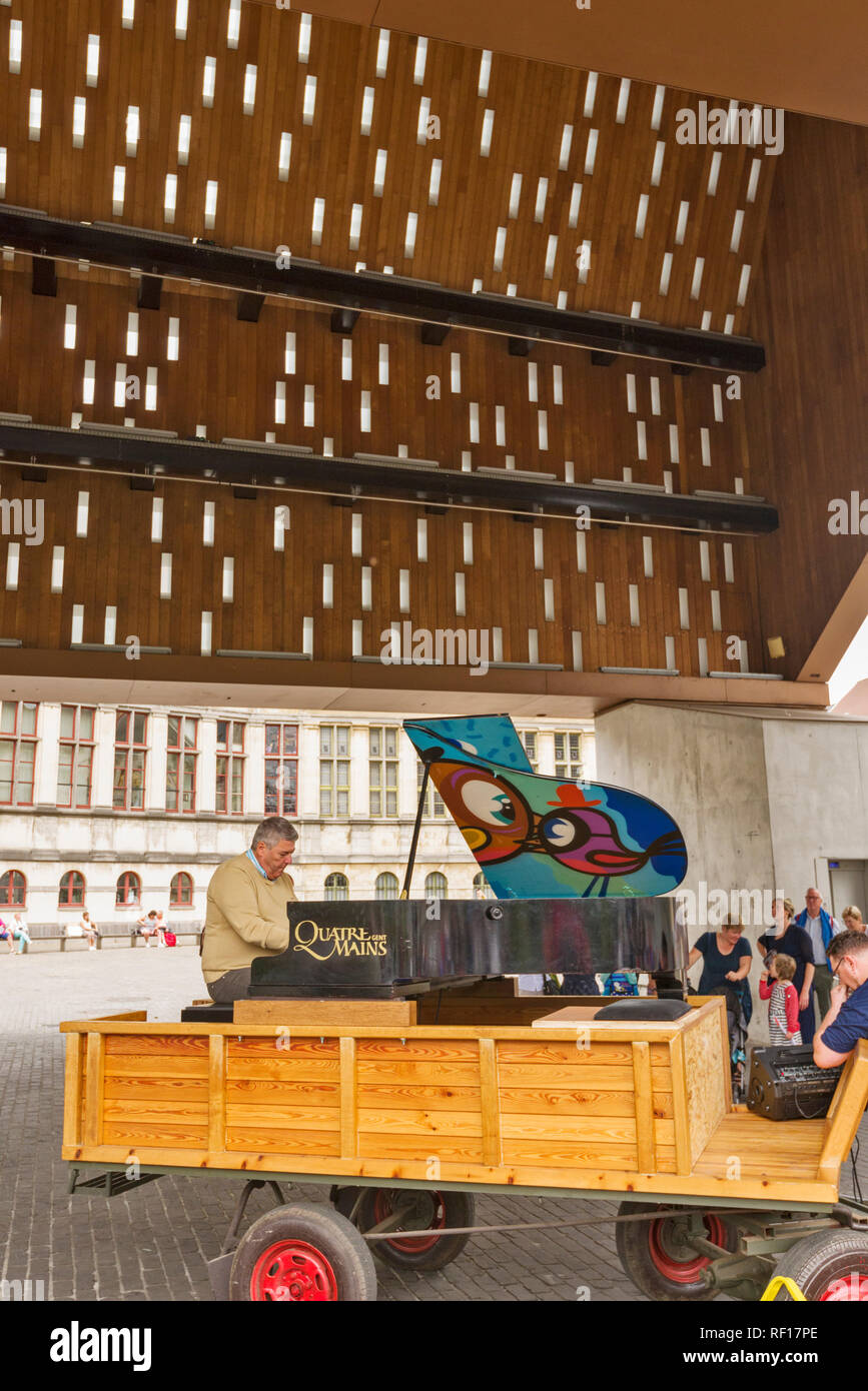 La structure du toit en verre, bois et béton du pavillon de la ville de Gand, Belgique Banque D'Images