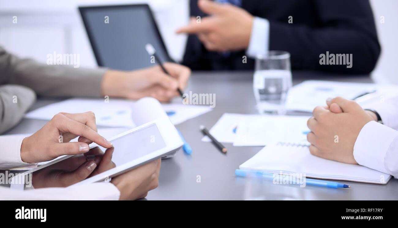 Les gens d'affaires groupe travaillant ensemble dans office, close-up. Concept de communication et de réunion. Banque D'Images