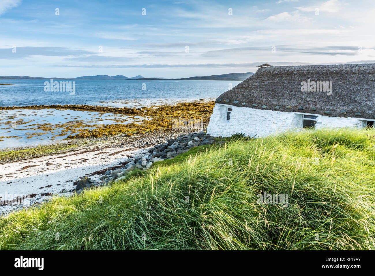 Auberge de jeunesse de Berneray après une tempête avec vue sur l'Île de North Uist, îles Hébrides, Ecosse, Royaume-Uni Banque D'Images