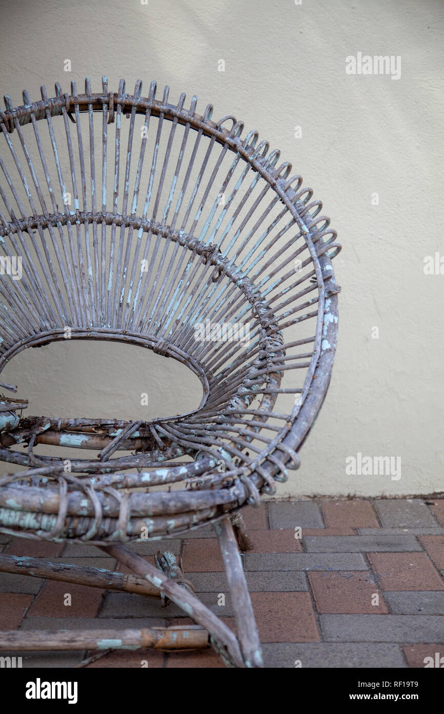 Ancienne jetée Wicker Chair Banque D'Images