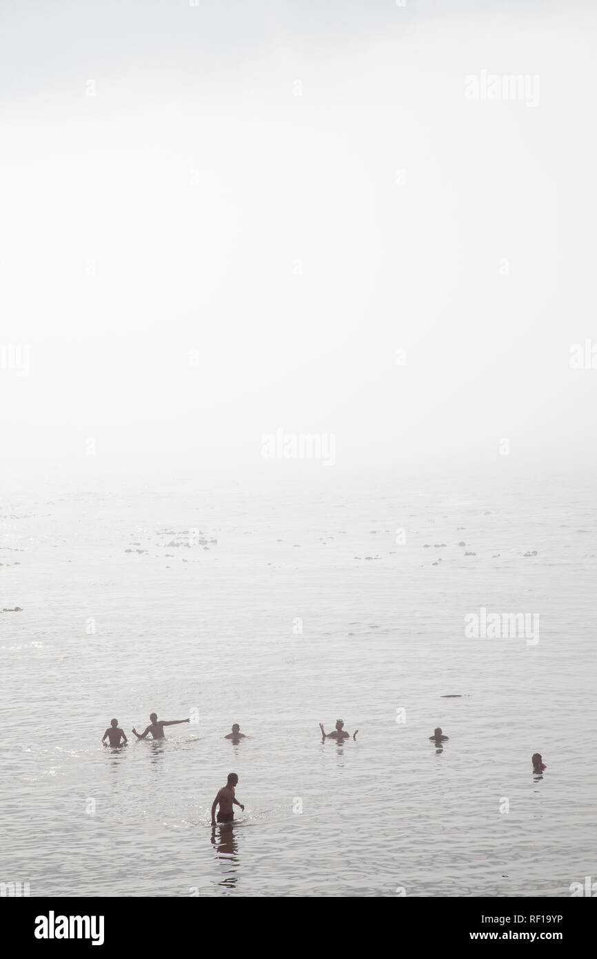 Baigneurs dans la mer de brouillard Rocklands à Cape Town, Afrique du Sud Banque D'Images
