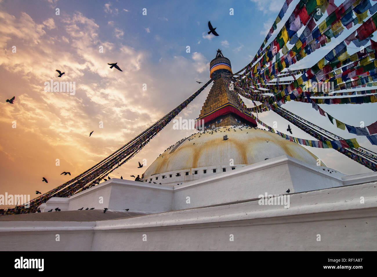 Stupa Boudhanath à Katmandou au coucher du soleil Banque D'Images Stupa Boudhanath à Katmandou au coucher du soleil Banque D'Images
