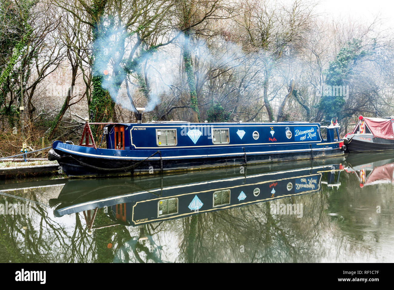Chambre bateaux et péniches sur le canal Kennet et Avon, Southcote et Burghfield, Reading, au Royaume-Uni en hiver Banque D'Images