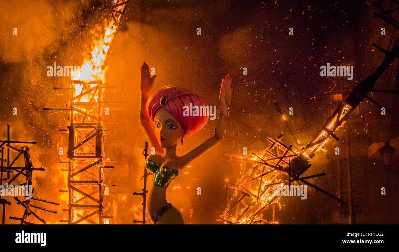 Les dernières parties dans le feu de l'incendie pendant la Crema Falla tendue au cours de l'événement final Fallas de Valence Communauté, ville de Cullera Banque D'Images