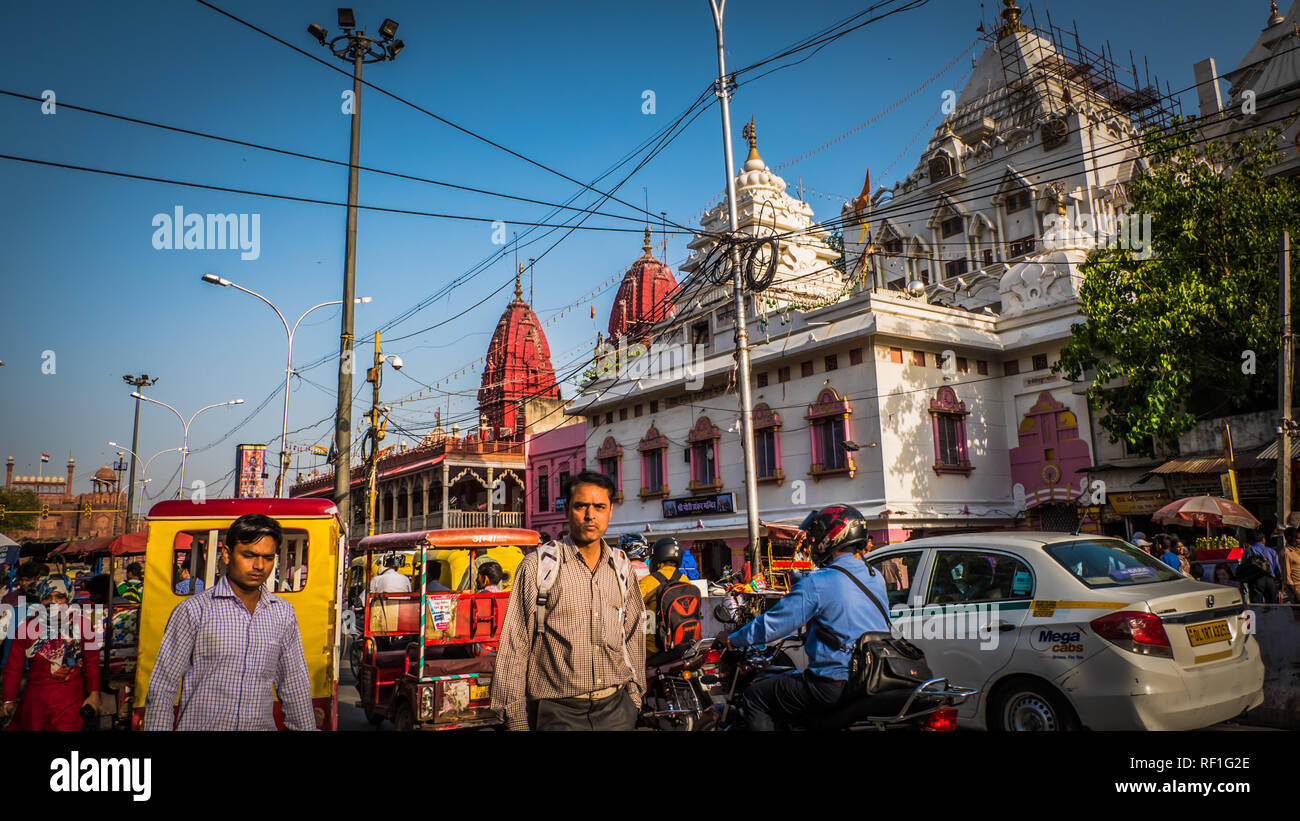 New Delhi - Inde / 11 Avril 2017 : Pierre Blanc et rouge des temples à Chandni Chowk rue la plus animée et les marchés à New Delhi. La circulation dans la vieille ville de Delhi Banque D'Images