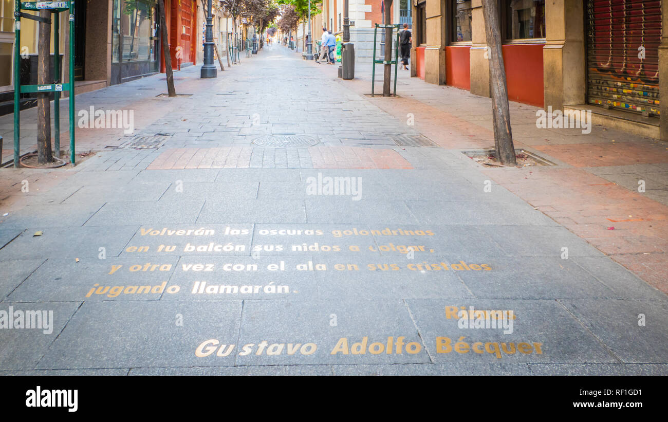 Madrid / Espagne - 0816 2017 : lettres sur le pavé de marbre Gustavo Adolfo Becquer à la Calle de las Huertas street dans le quartier littéraire vers le bas Banque D'Images