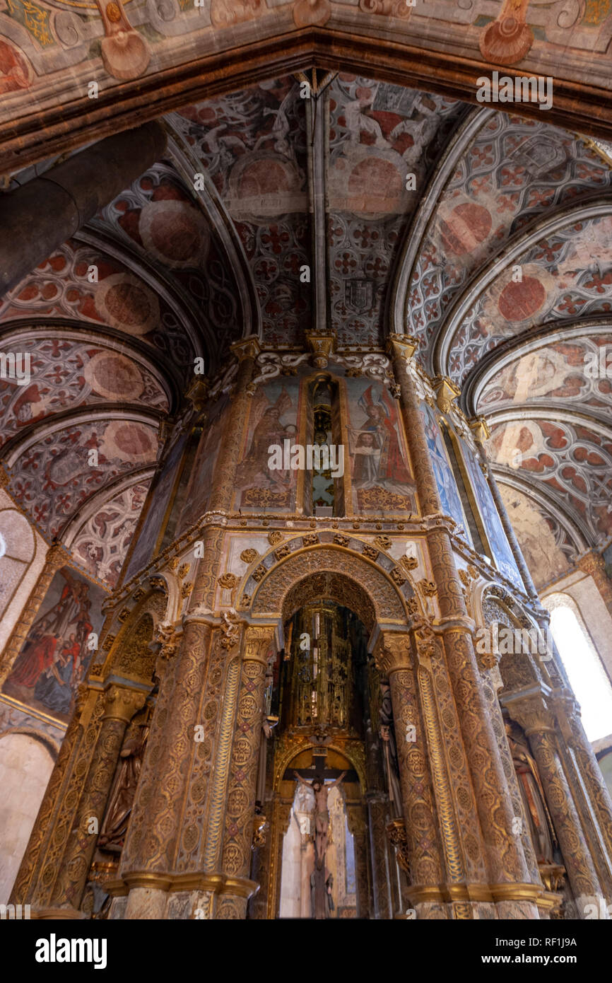 Intérieur de l'église ronde décorée de peinture et sculpture gothique tardif, Couvent du Christ, Tomar, Portugal Banque D'Images