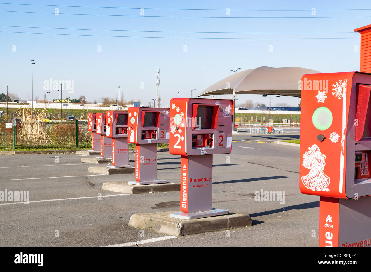 Roncq, FRANCE-Janvier 20,2019 : Voir pour identifier les bornes de commande en ligne et de chargement des marchandises à Auchan Drive. Banque D'Images