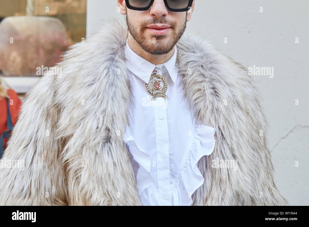 MILAN, ITALIE - 13 janvier 2019 : l'homme avec une chemise blanche , broche dorée et manteau de fourrure avant John Richmond fashion show, Milan Fashion Week street style ? Banque D'Images