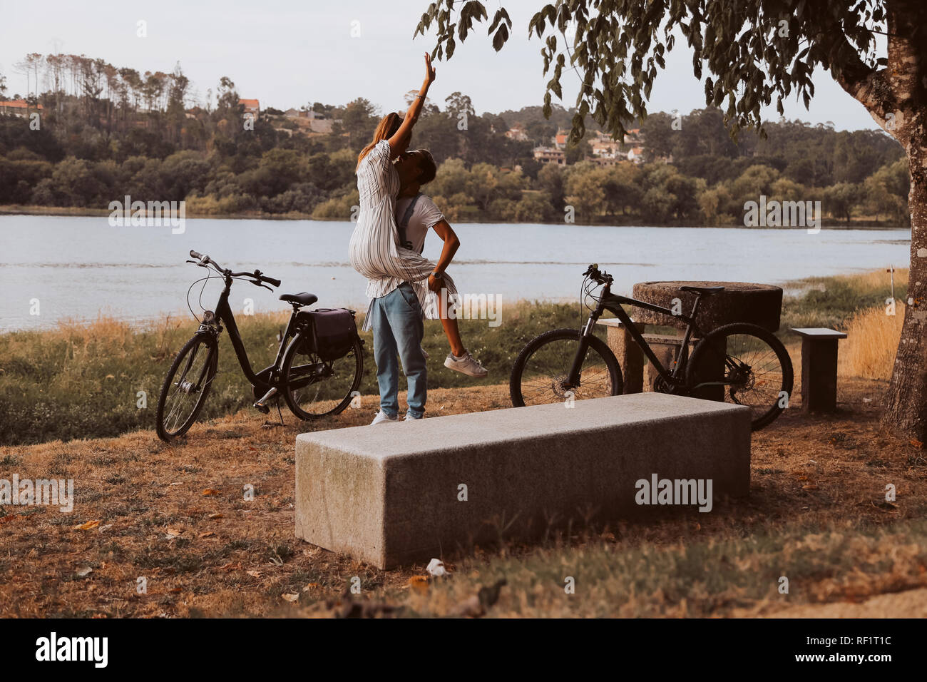 Jeune couple ayant une date romantique avec des bicyclettes Banque D'Images