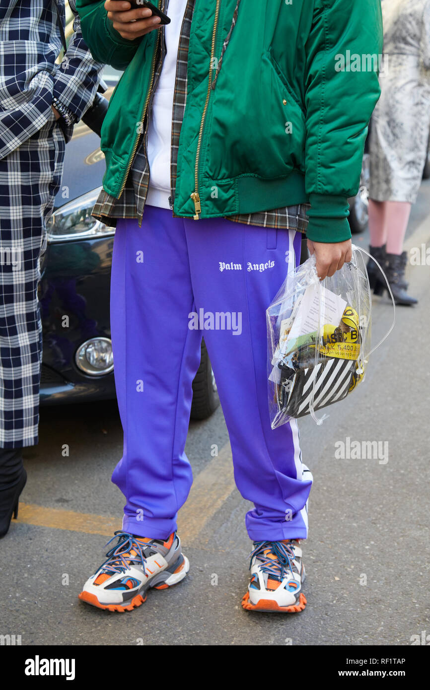 MILAN, ITALIE - 13 janvier 2019 : Man with Purple Angels Palm, pantalon  blouson vert et transparent avant John Richmond sac fashion show, Mila  Photo Stock - Alamy