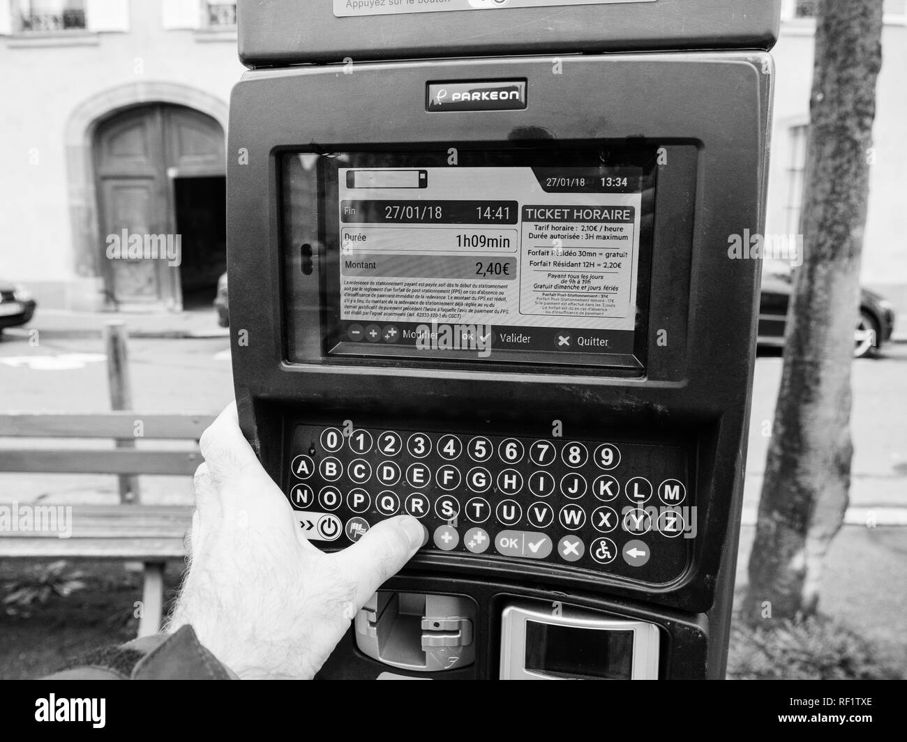 STRASBOURG, FRANCE - Jan 27, 2018 : man main numérique d'exploitation parc électroniques metere en français Ville de Strasbourg, le paramétrage de l'heure sur l'écran tactile numérique Banque D'Images