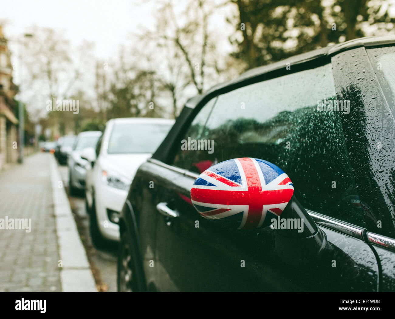 Drapeau britannique Union Jack sur une voiture miroir - journée de  printemps pluvieux Photo Stock - Alamy