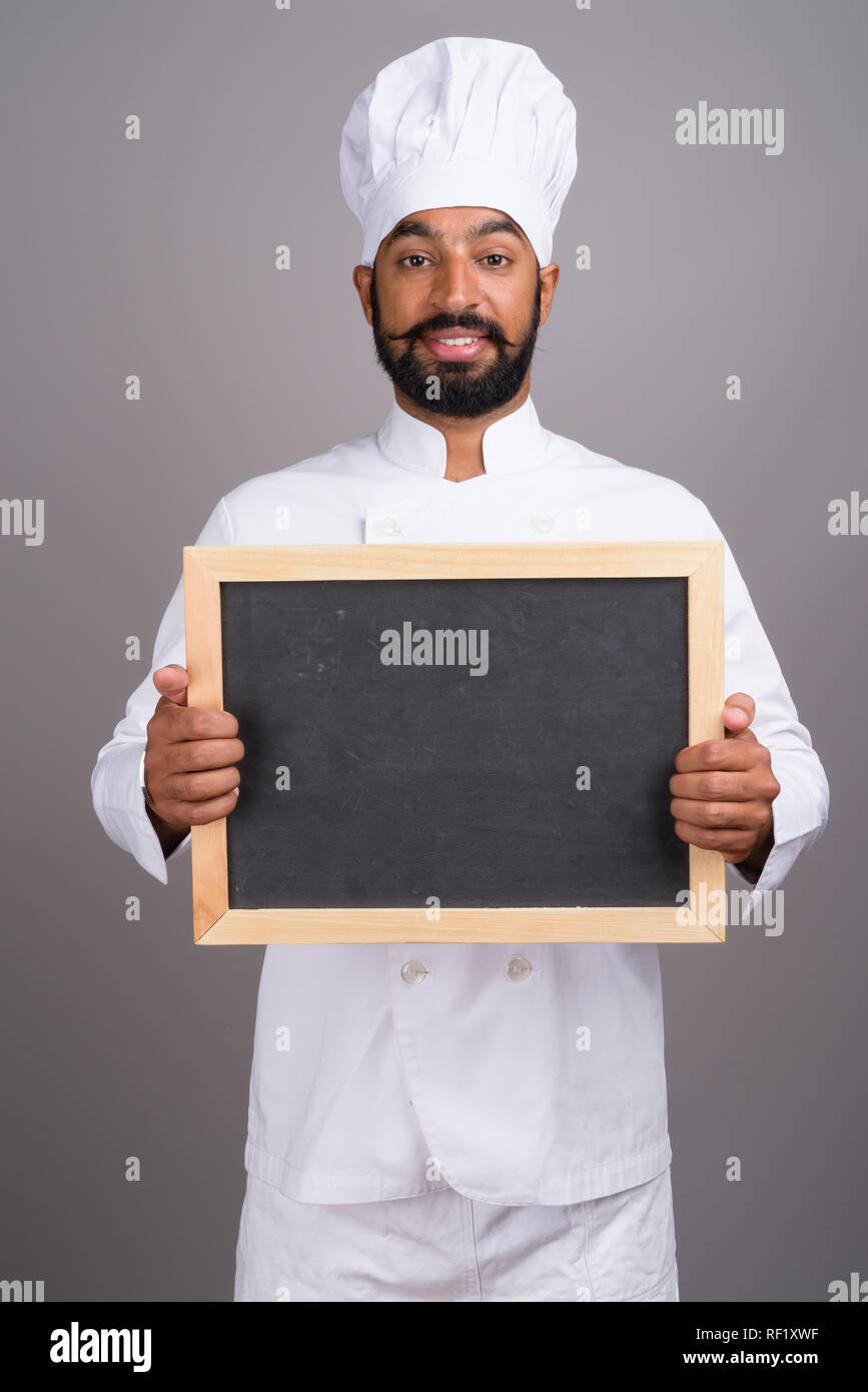 L'homme indien chef holding empty black board with copy space Banque D'Images