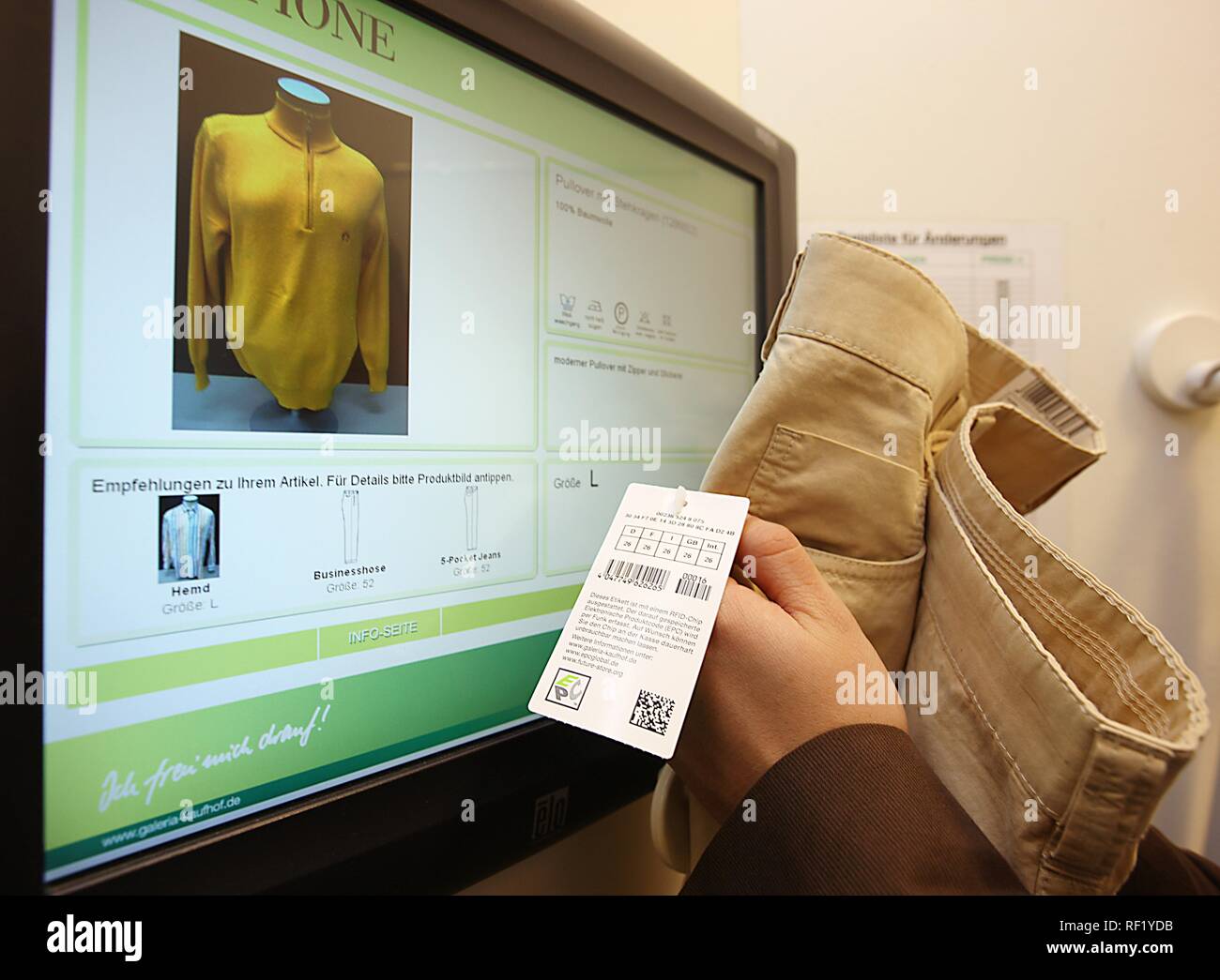 La RFID, identification par radio-fréquence, de vêtements, grand magasin Galeria Kaufhof, Essen, Rhénanie du Nord-Westphalie, Allemagne Banque D'Images