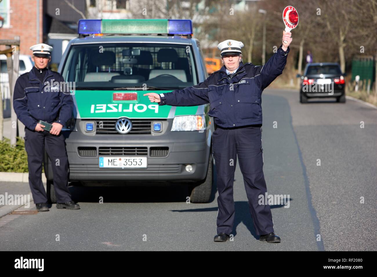 La signalisation de police, de contrôle ponctuel de véhicules voitures à s'arrêter et tirer dessus, Düsseldorf, Rhénanie du Nord-Westphalie Banque D'Images La signalisation de police, de contrôle ponctuel de véhicules voitures à s'arrêter et tirer dessus, Düsseldorf, Rhénanie du Nord-Westphalie Banque D'Images